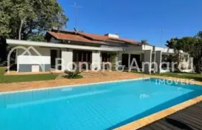 Chácara moderna com suíte master, varanda gourmet e piscina em condomínio tranquilo!