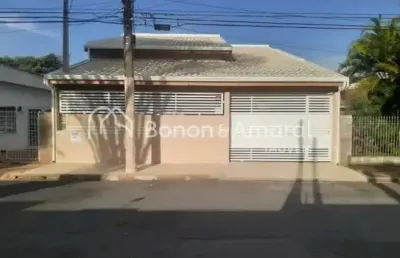 Casa de alto padrão com 3 dormitórios, espaço gourmet e 4 vagas de garagem em localização privilegiada