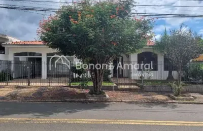 Casa térrea com 271m² de área construída, 3 suítes e escritório