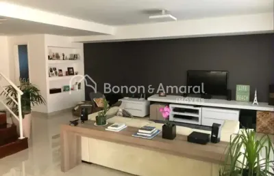 Casa espaçosa e confortável em condomínio com lazer completo