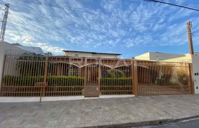 Casa espaçosa com 5 dormitórios no centro de são carlos