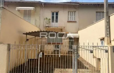 Casa à venda no centro são carlos. 3 dormitórios, 2 banheiros, 1 cozinha, 2 garagens, lavanderia, 2 salas.