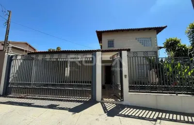 Casa padrão com 3 dormitórios e ampla área de lazer em são carlos