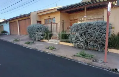 Linda casa, com aquecedor sola, fotovoltaica, ar condicionado, armários em todos os cômodos, portões eletrônicos