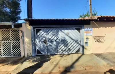 Casa à venda no centro de são carlos com 2 dormitórios e garagem coberta.