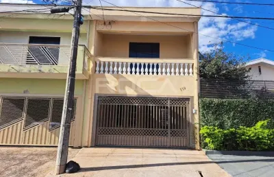 Linda casa de padrão com 2 dormitórios e churrasqueira na vila conceição