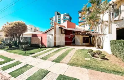 Sobrado de luxo com piscina e campo de futebol no parque faber castell