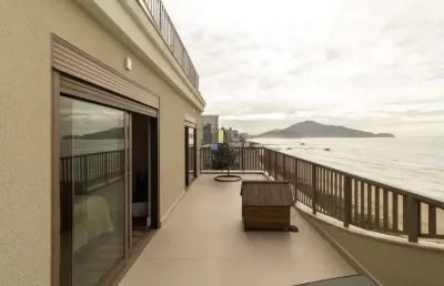 Cobertura duplex frente mar com 225m², finamente mobiliada no gravatá navegantes