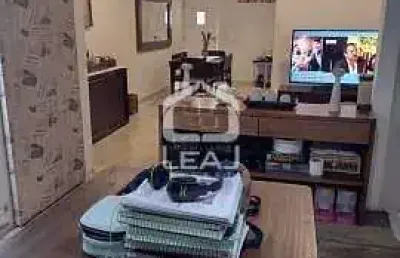 Casa em condomínio à venda possui 140m2 com 4 dormitórios sendo 1 suíte, no valor de r$ 690.000,00