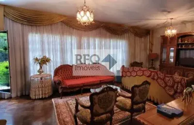 Venha conhecer esta maravilhosa casa de esquina, térrea e repleta de conforto, localizada em uma rua extremamente tranquila!