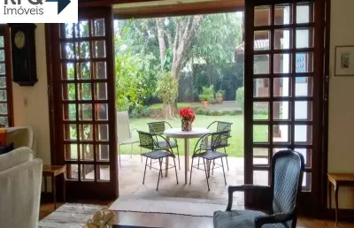 Casa térrea, com ambiente charmoso, acolhedor, com muito verde e jardim espaçoso com frondosas árvores. terreno de 1000 metros!!