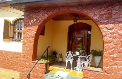 Venha conhecer essa incrível casa térrea que conta com uma edícula, perfeita para quem busca conforto e praticidade em um só lugar!