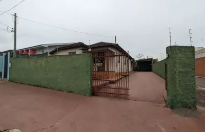 Casa à venda no centro, próximo ao colégio bom jesus