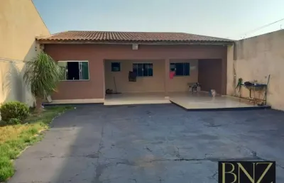 Aconchegante casa com 2 quartos e garagem coberta para 2 carros!