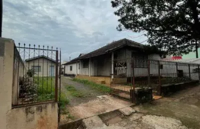 Terreno espaçoso com residências no centro - oportunidade única!
