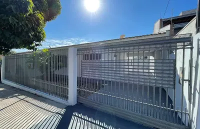 Casa com 3 quartos para alugar na Rua das Mangueiras, 66, Jardim Tropical, Maringá
