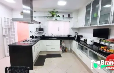 Excelente casa reformada  2 suítes sendo uma máster próximo ao metrô