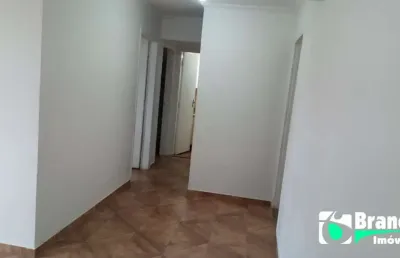 Apartamento com 2 dormitórios, sala ampla, 1 vaga livre