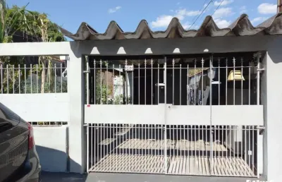 Casa térrea com 02 quartos, terreno grande e edícula no fundo.