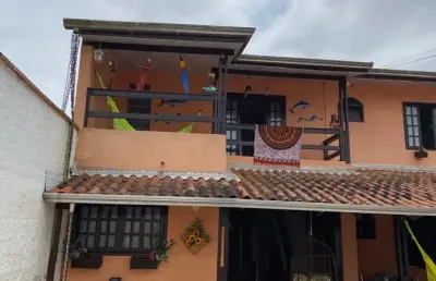 Vende se excelente sobrado com piscina e terreno amplo