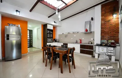 Sobrado duplex 3 quartos, 2 vagas c/ acesso frontal e fundos
