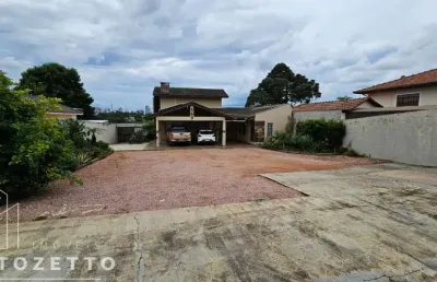 Casa de alto padrão com piscina, campo e muito mais!