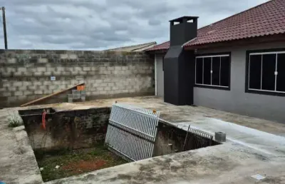 Casa com excelente área construída e amplo terreno !