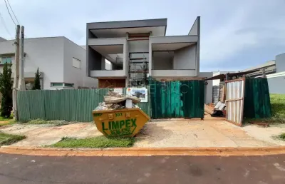 Sobrado com 05 suítes sendo 01 no térreo, novo com ampla área de lazer