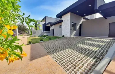 Casa térrea em condomínio  fechado , 03 suítes  com armários planejados, piscina e churrasqueira.