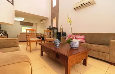 Sobrado em condomínio fechado, 03 suites, armários planejados , ar condicionado , closet.