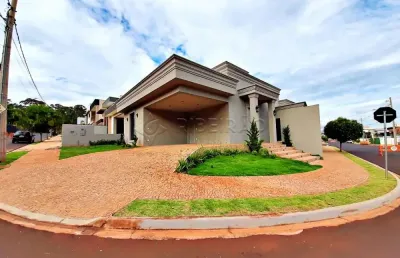 Casa térrea em condomínio  fechado , 03 suítes  com armários planejados, piscina e churrasqueira.