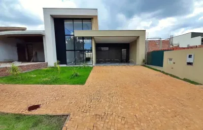 Casa térrea no bairro valência em condomínio  fechado com  03 suítes , armários planejados sendo 01  master com closet, piscina e churrasqueira.