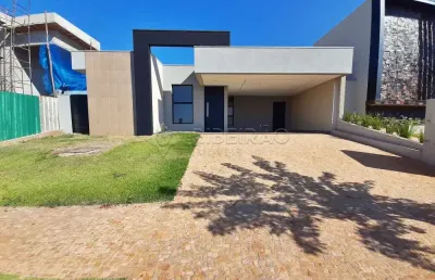 Casa térrea em condomínio no bairro quinta dos ventos , 03 suítes  com armários planejados, piscina e churrasqueira.