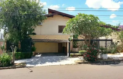 Casa térrea no bairro jd. são luiz com 04 dormitórios sendo 02 suites, sauna, piscina, varanda gourmet com churrasqueira, 04 vagas de garagem.