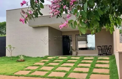 Casa térrea em condomínio  fechado , 03 dormitórios sendo 01suíte, armários planejados, piscina e churrasqueira.