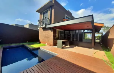 Sobrado no condomínio quinta dos ventos com 03 suítes, completa de armarios piscina e varanda gourmet com churrasqueira.