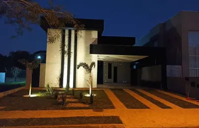 Casa térrea no condomínio portal da mata com 3 suítes sendo uma master com hidromassagem e 4 garagens.