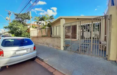 Casa térrea no bairro boulevard, área mista com 03 dormitórios, armários planejados sendo 01 suite.