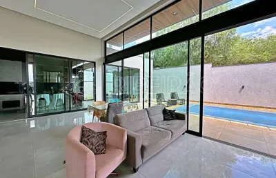 Casa térrea com piscina à venda em condomínio 03 suítes 04 vagas vila do golf