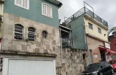 Casa com dois andares, 3 quartos, 2 vagas, 2 banheiros, sala, lavanderia e enorme cozinha.