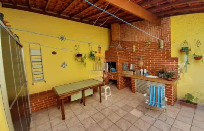 Sobrado residencial de 125m² possuindo 3 dormitórios, 3 banheiros e duas vagas á venda em interlagos