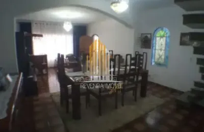 Sobrado residencial de 196m², possui 3 dormitórios (2 suítes), 2 salas e 4 vagas, à venda em sacomã.