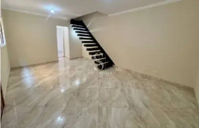 Jabaquara - casa assobradada de 154m² com 2 quartos suites, quintal e 2 vagas.