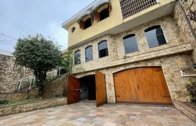 Lindo sobrado com 404m²  de área construida, 5 dormitórios, 3 suites, vaga para 6 carros na vila ca