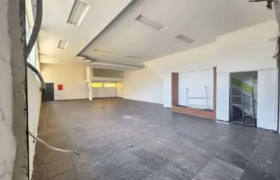 Excelente galpão com 500m², 2 andares, piso emborrachado, perfeito para diferentes tipos de negócio