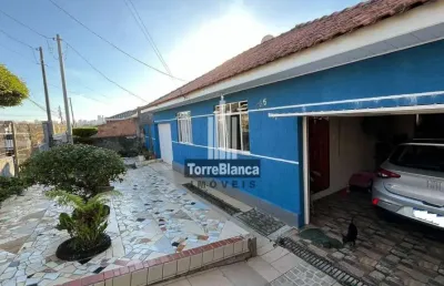 Casa à venda com 2 residências, 4 quartos, área de lazer e 2 vagas de garagem