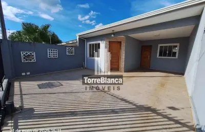 Casa residencial espaçosa de 3 quartos com área gourmet e 2 vagas de garagem