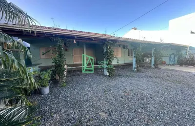 Casa à venda localizada no gravatá, navegantes -sc a apenas 160 metros da praia.