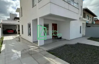 Casa à venda no centro de navegantes - sc a apenas 200 metros da praia.