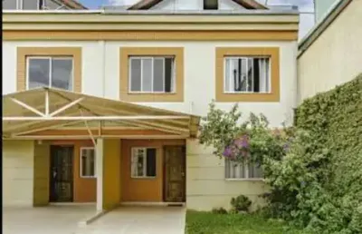 Sobrado em condomínio com 120m² de 3 quartos e 2 vagas – santa cândida